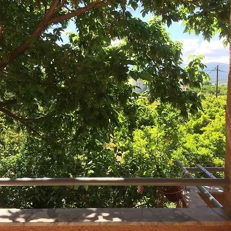 Holiday home Stylish Maisonette Only 2min Walk To The