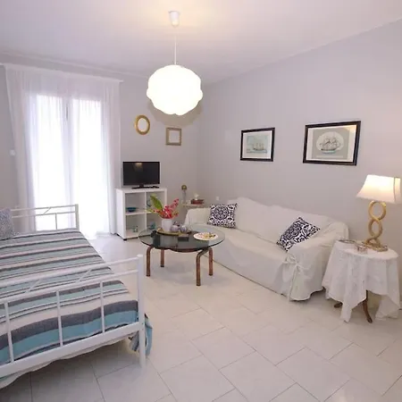 Stylish Maisonette Only 2min Walk To The Holiday home