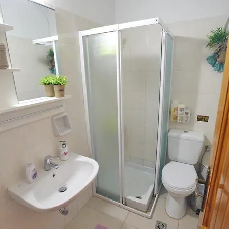 Stylish Maisonette Only 2min Walk To The Holiday home *