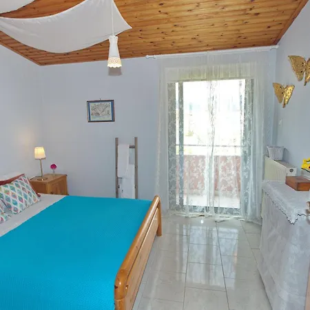 Holiday home Stylish Maisonette Only 2min Walk To The