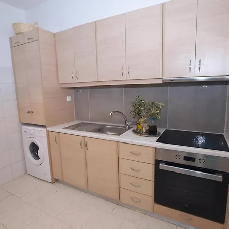 Stylish Maisonette Only 2min Walk To The