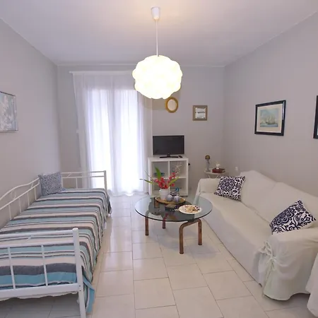 Stylish Maisonette Only 2min Walk To The Holiday home *